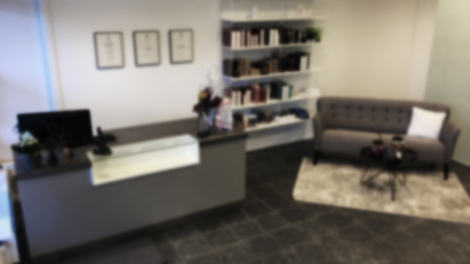 Blurrad bild inne i frisörernas salong